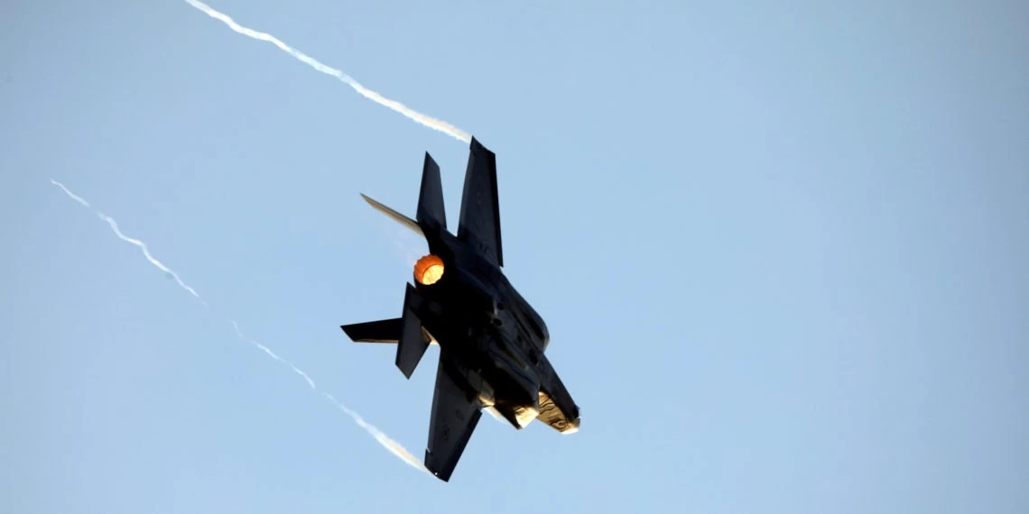 F-22 και F-35 σε ρεσιτάλ ταχύτατων ελιγμών και low level περασμάτων (βίντεο)